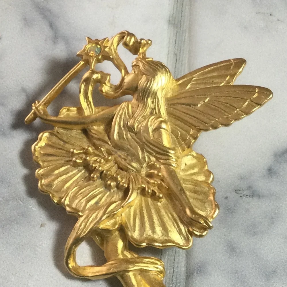 Fabulous Fairy with her sparkling wand - Picture 3 of 4